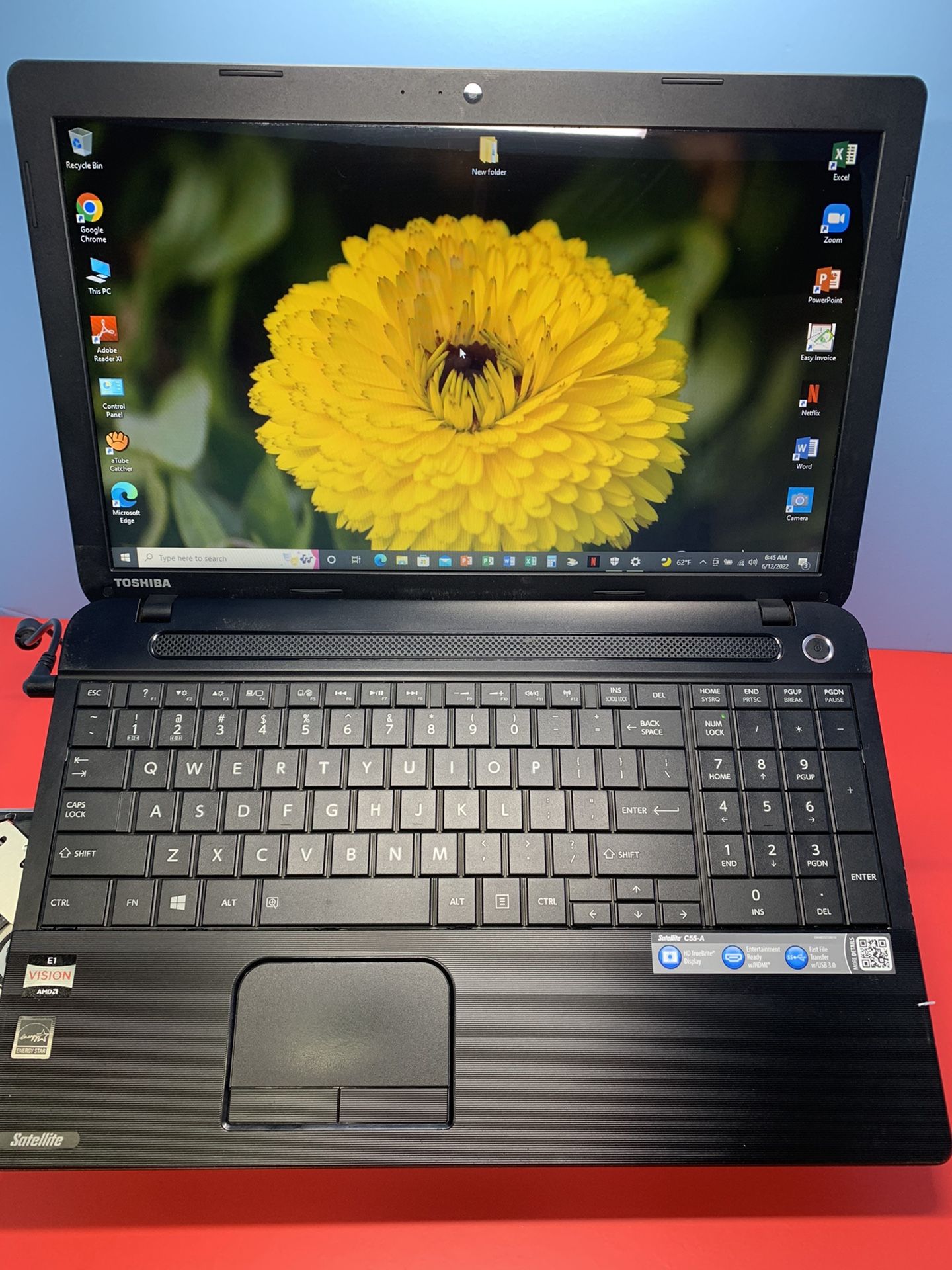 ..TOSHIBA SATÉLITE . .C55D-A….250 GB GB…..8.0 RAM . READY FOR CLASSES ON LINE OR WORK FROM HOME