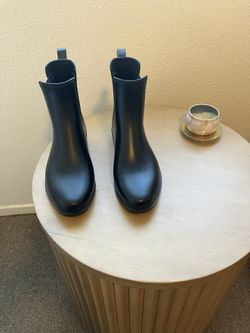 $6 Women’s Short Black Boots pull-on
