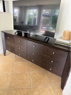Beautiful side board cabinet with lots of storage