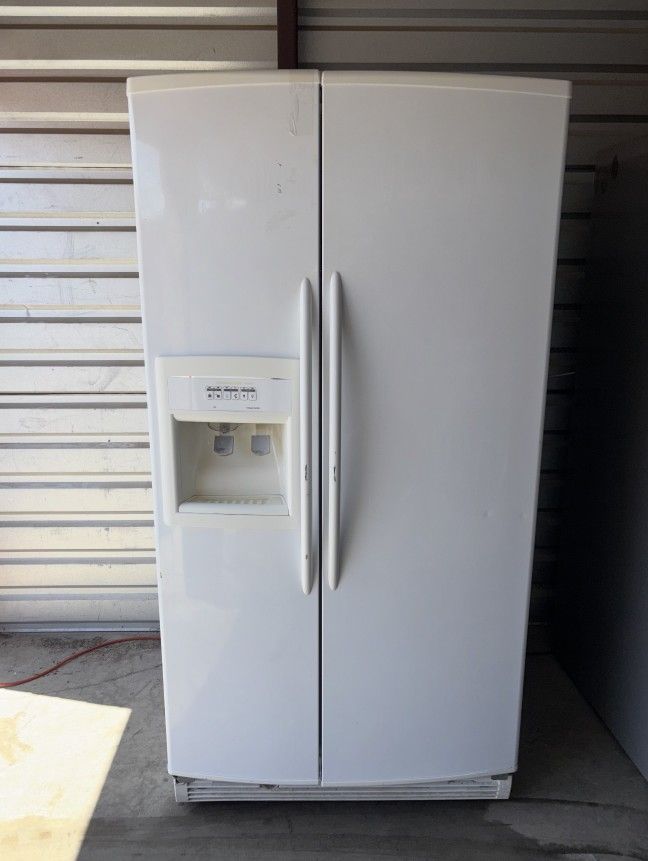White Kitchenaid Refrigerator And Freezer