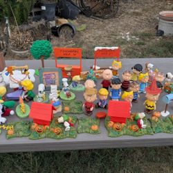 Lot of Vintage Peanuts Toys Collectibles Snoopy Charlie Brown Holiday Figurines