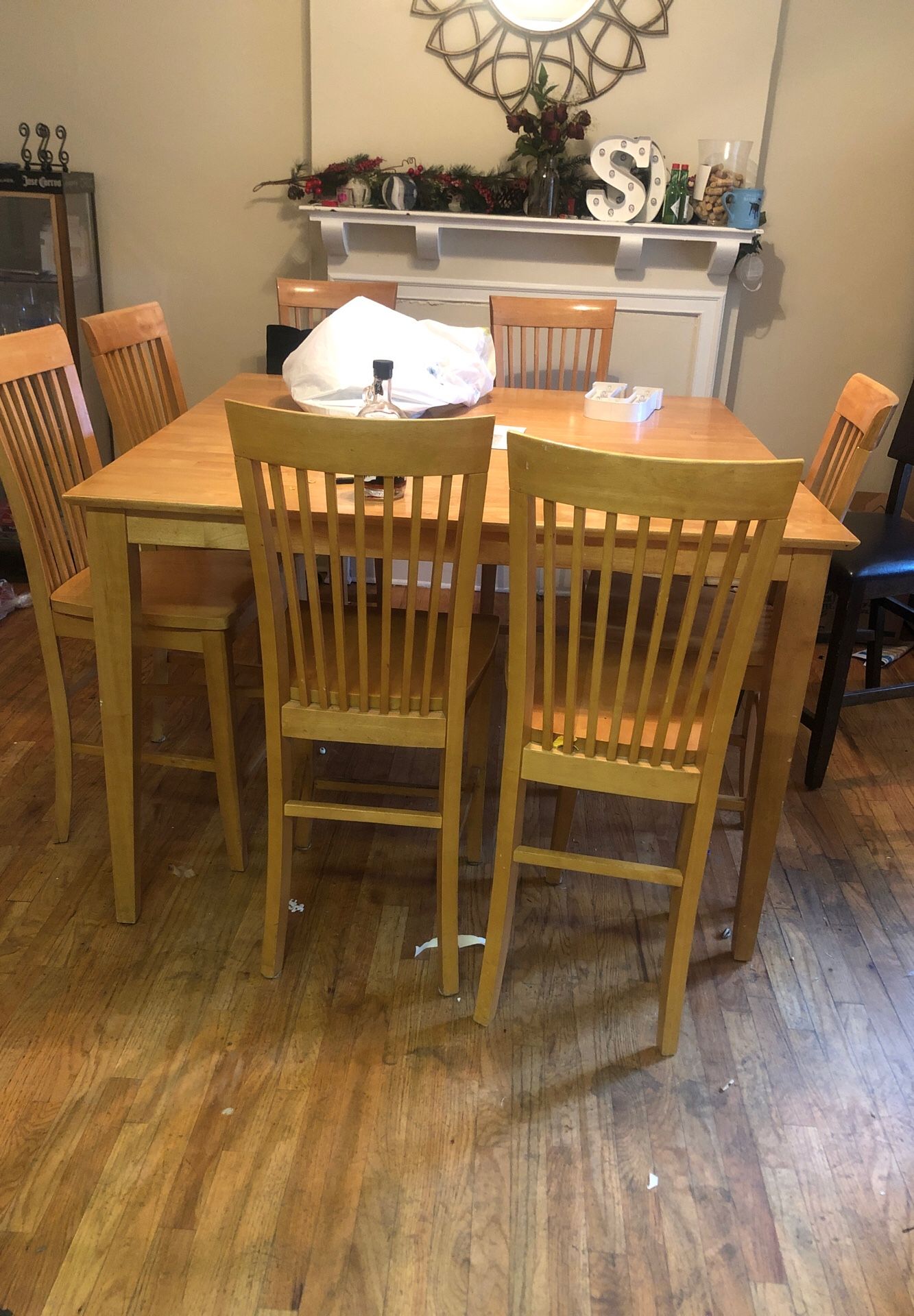 Table w 8 Chairs
