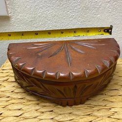 COFRE ANTIGUO DE MADERA TALLADA