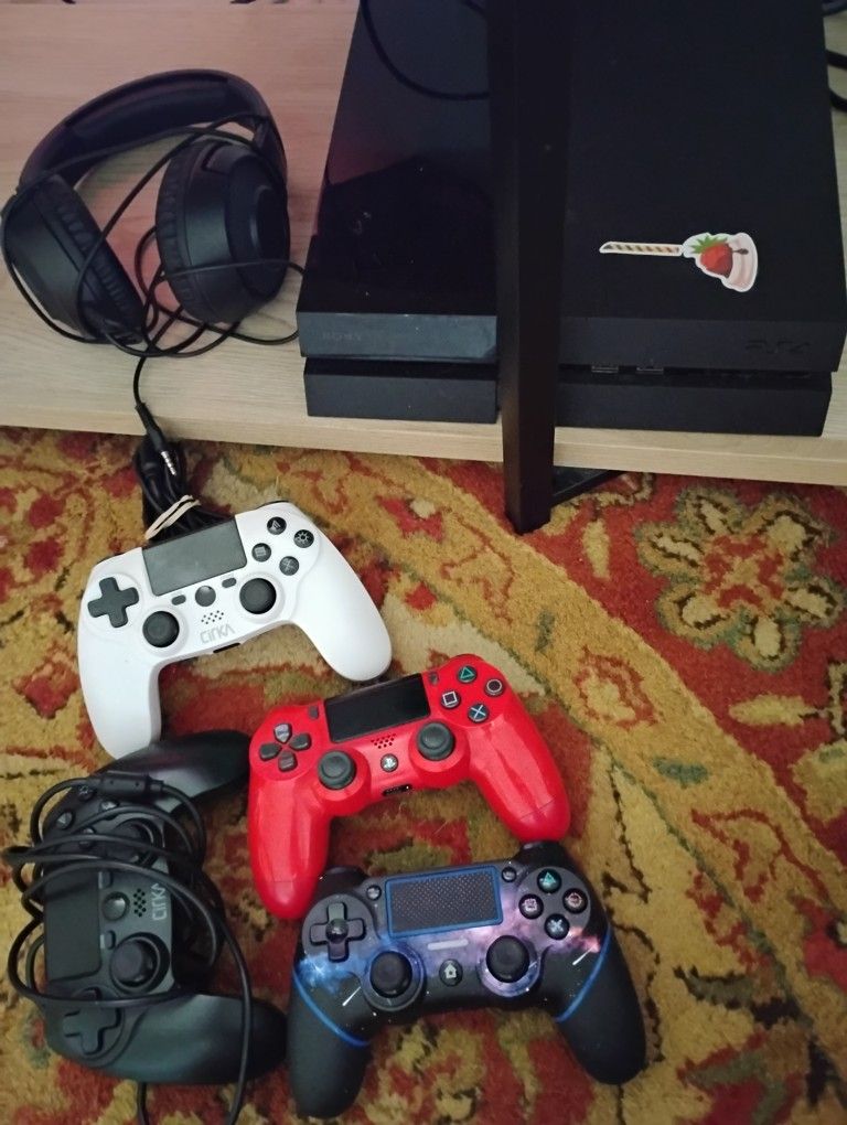 PS4 , 4 Controllers And Headset