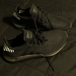 Adidas Swift Size 9 All Black