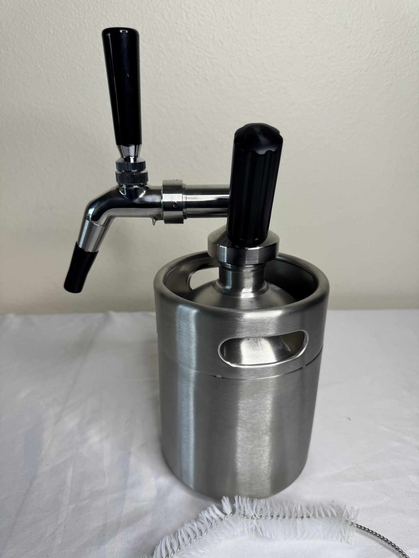 VEVOR Nitro Cold Brew Coffee Maker 2L Nitro Brew Coffee Maker Stainless Steel Nitro Coffee Maker Portable Cold Brew Coffee Maker with Brushes Home Bre