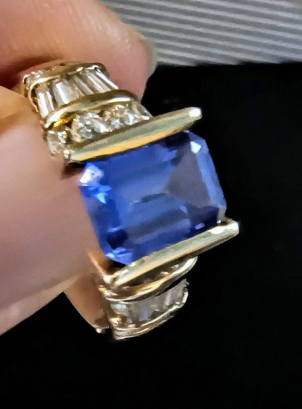 Gorgeous Tanzanite And Diamond Ladies 14 kt Gold Designer Ring