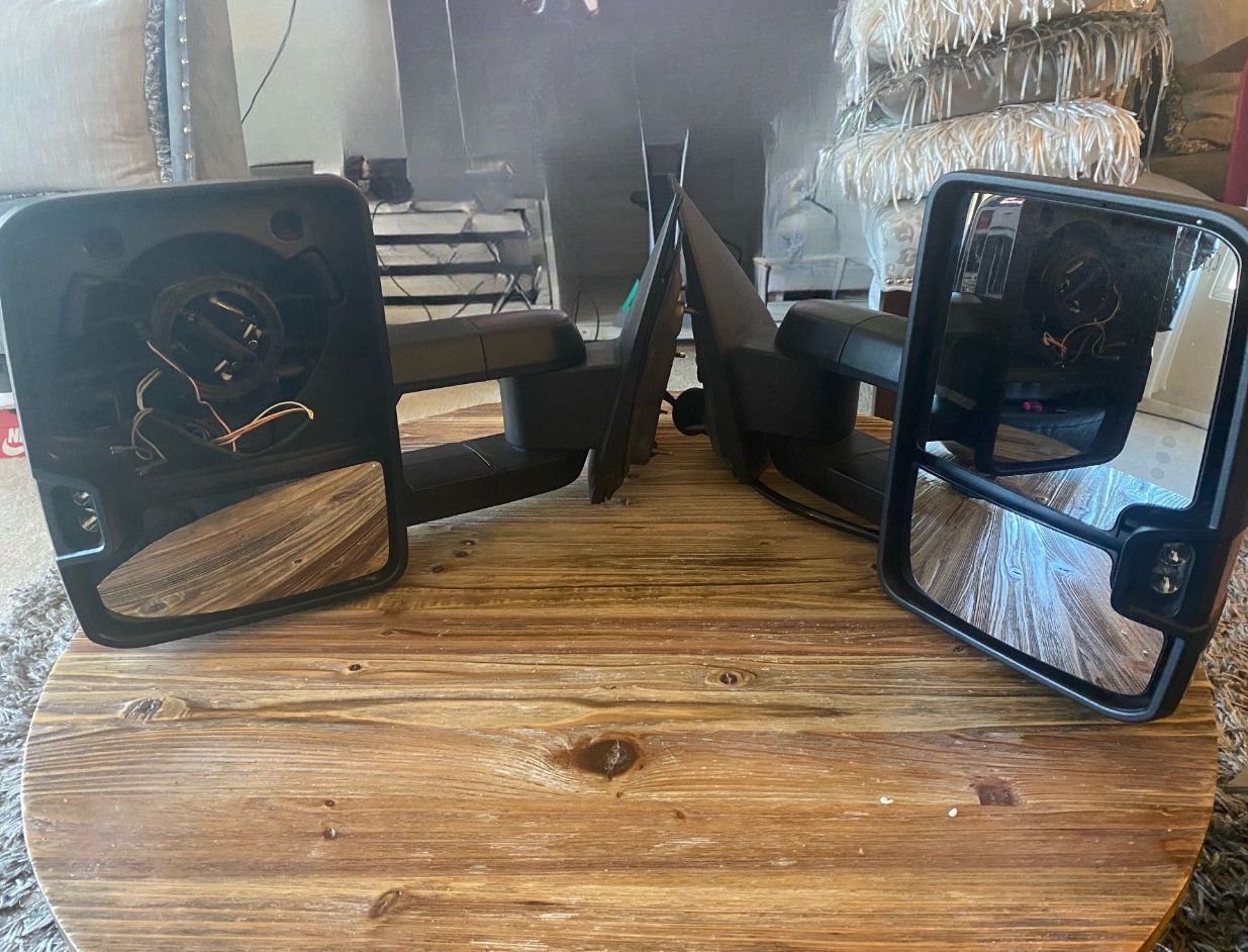 Tow Mirror Great Condition. Just Missing Mirror In One Side You You Purchased At Amazon To Replace It It Was For 2015 Chevy Silverado