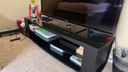 Low profile wide TV table stand - tempered glass top