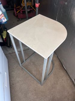 Corner table
