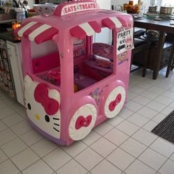 Hello Kitty12 Volt “Eats and Treats” Sweet Food Truck Play-Center 
