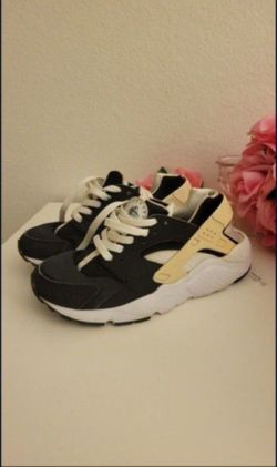 Nike Sneakers Shoe Size 5.5  Womens