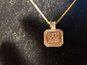 Delicate & beautiful. Lays flat on the delicate chain.Simple yet very flattering!