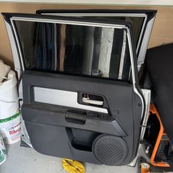 Toyota FJ cruiser front doors used but excellent condition no major issues no corrosion