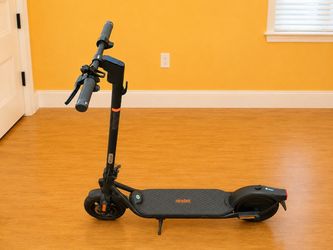 2025 Segway F2 eKickScooter | LIKE NEW | Only 15 Miles | Charger + Manuals