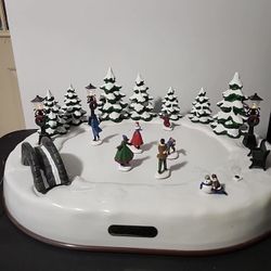 Wonderland Skaters Pond by Christmas Fantasy Ltd 1996 Musical Lighted Movement - Vintage 