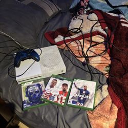 Xbox one s 512GB with Strike pack