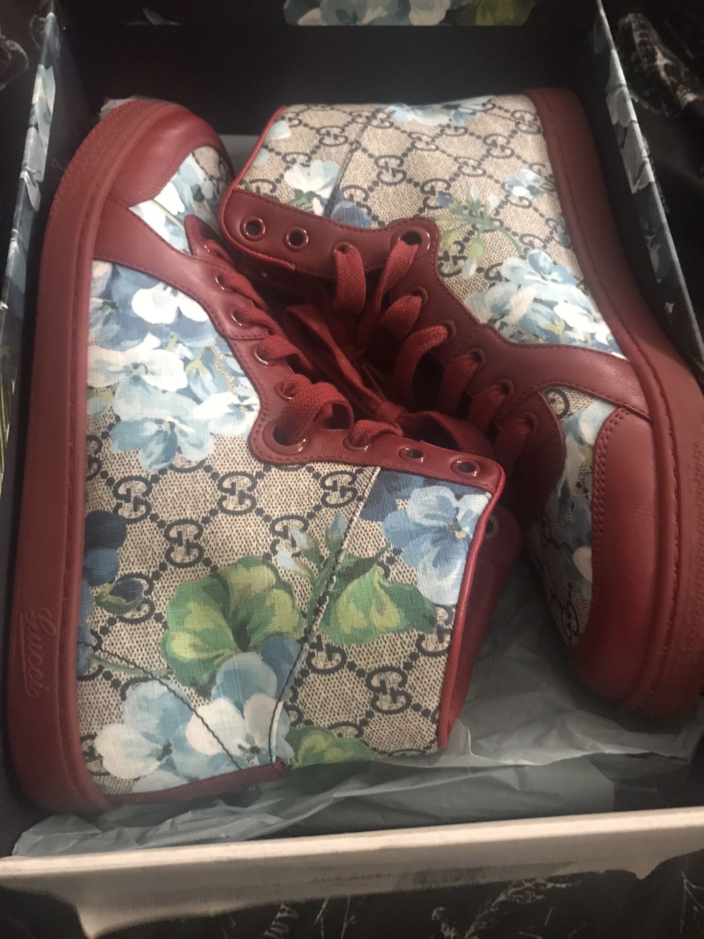 Women’s Gucci Sneakers (size 39 $women’s 9 US