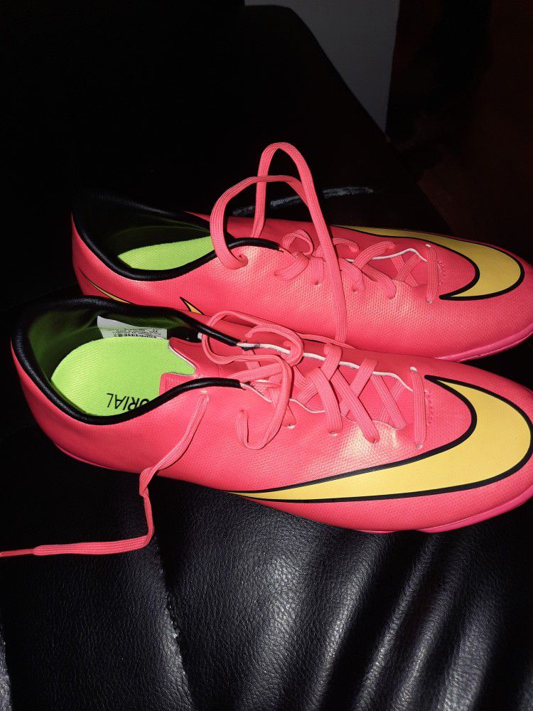 dråbe Samuel bredde Nike Mercurial Victory V IC 651635-690 Hyper Punch Indoor Soccer Shoes Size  6 for Sale in Queens, NY - OfferUp
