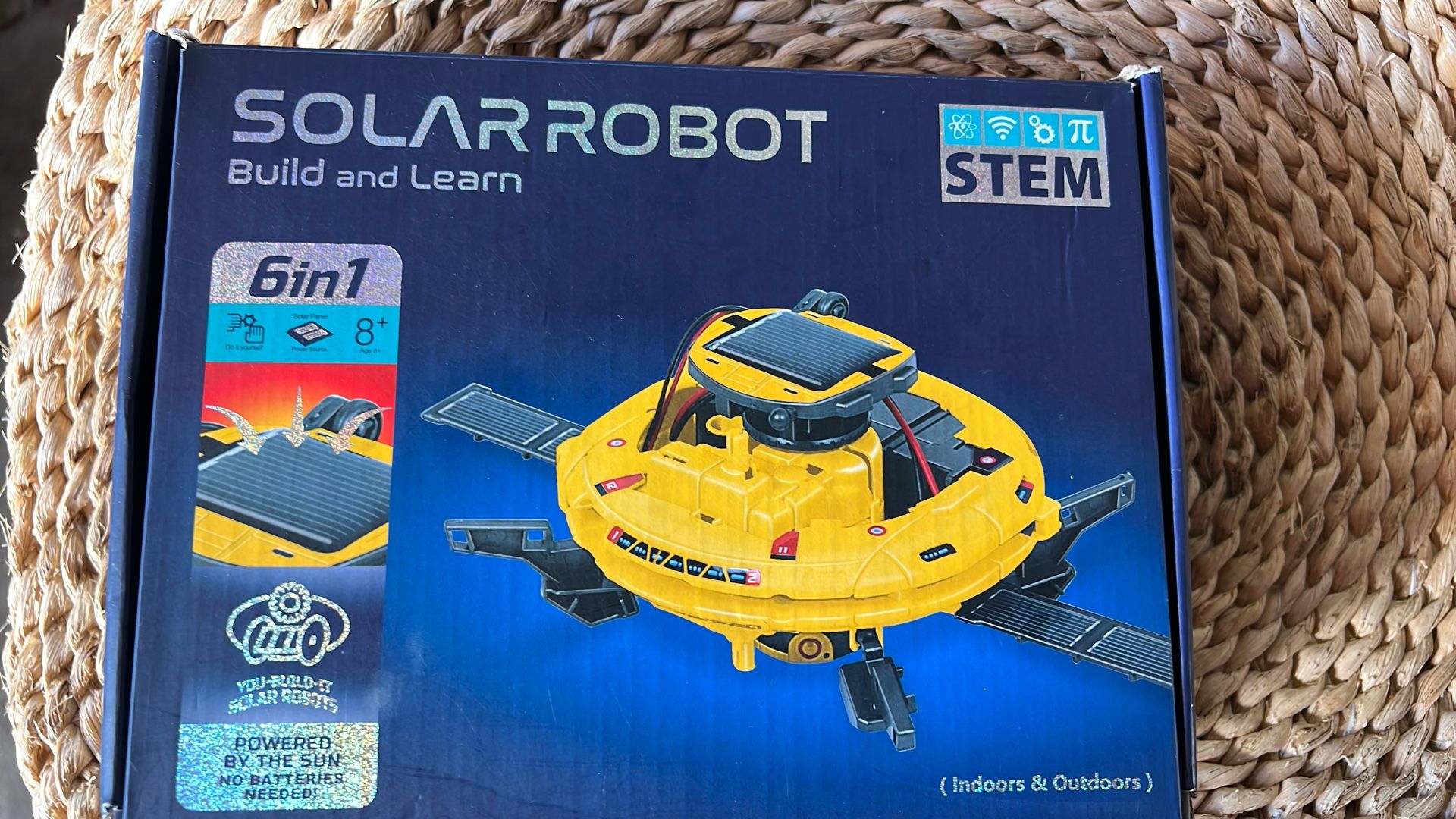 trata de un kit de robot solar 6 en 1 de la marca STEM. Permite construir seis tipos diferentes de robots utilizando energía solar o pilas. Es un ju