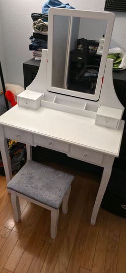 Vanity very clean white color