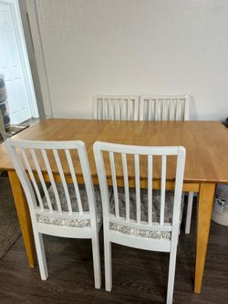 Flexible dinner table with four chair