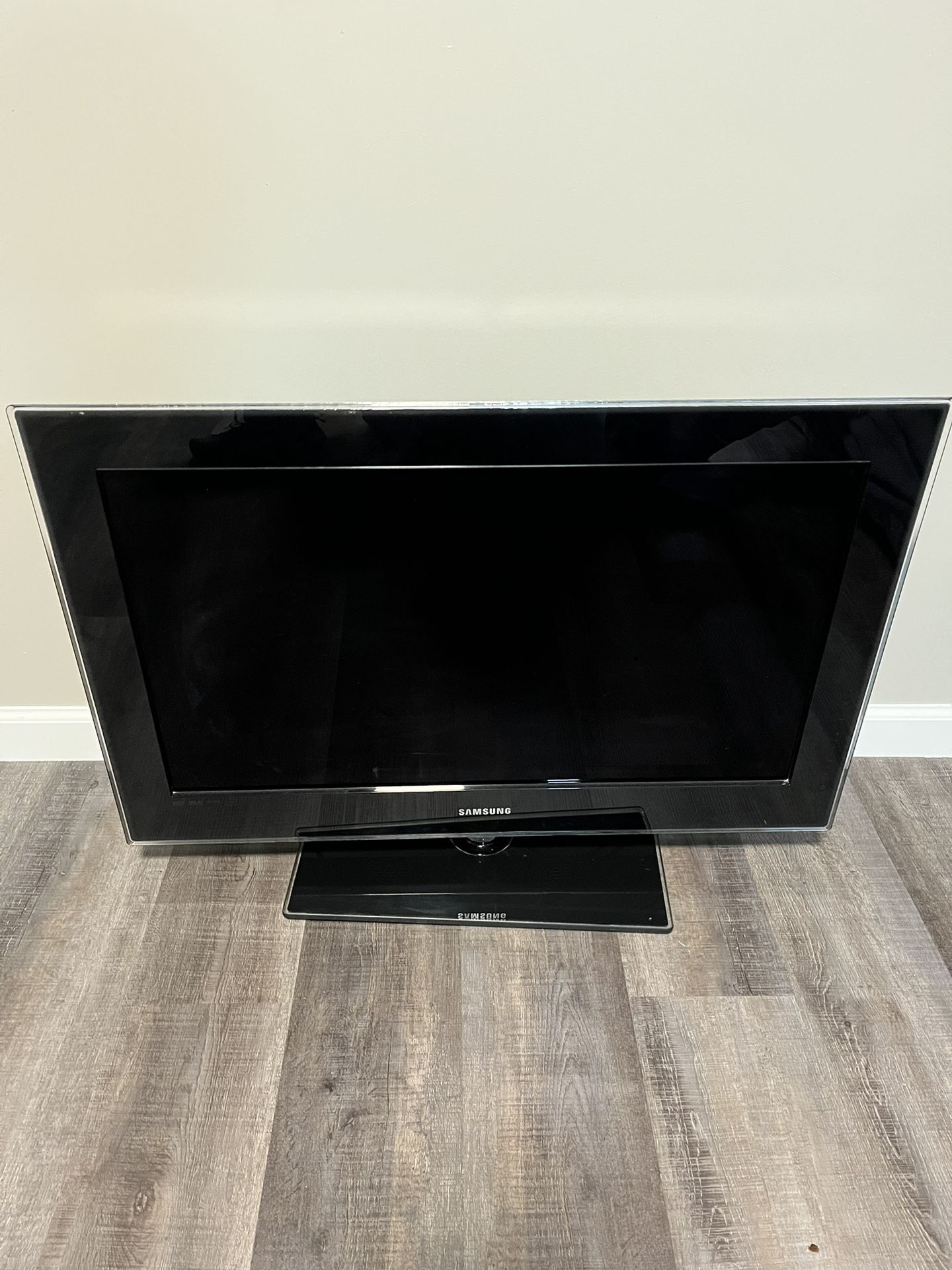 Samsung - 32” LCD HDTV