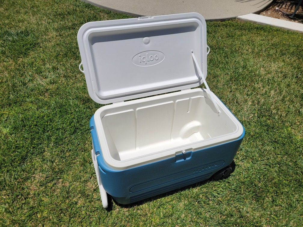 Igloo Maxcold 60 Quart Wheeled Cooler With Large Handle