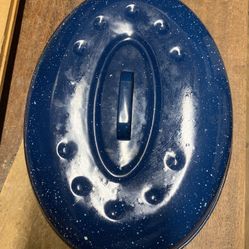 Roasting pan  lid  selling lid $5 if you want to pan your welcome to it has a few bad spots you could use aluminum foil ck pictures