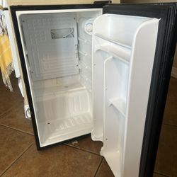 GE Compact Mini Fridge 3.1 cu ft Black Good Condition