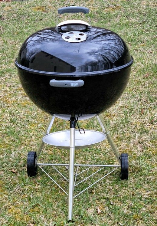 Weber Original Kettle 22-Inch Charcoal Grill with Weatherproof Cover