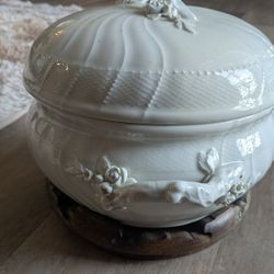 Berlin KPM White Ground Porcelain “New Ozier” pattern Tureen