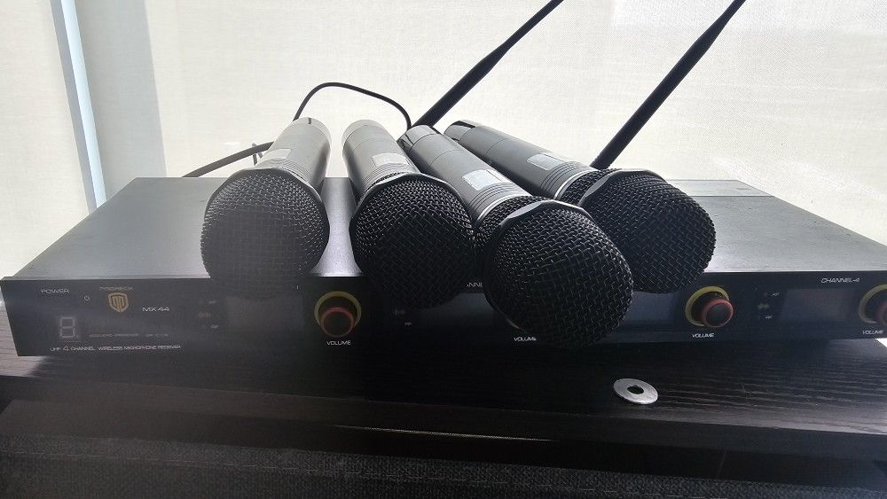 Wireless Microphone System – 4 Mics, 200ft Range, Great Condition