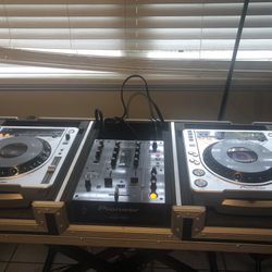 DJ SET UP (2) Pioneer CDJ-800 and DJM mixer and Case 