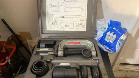Ball joint service tool