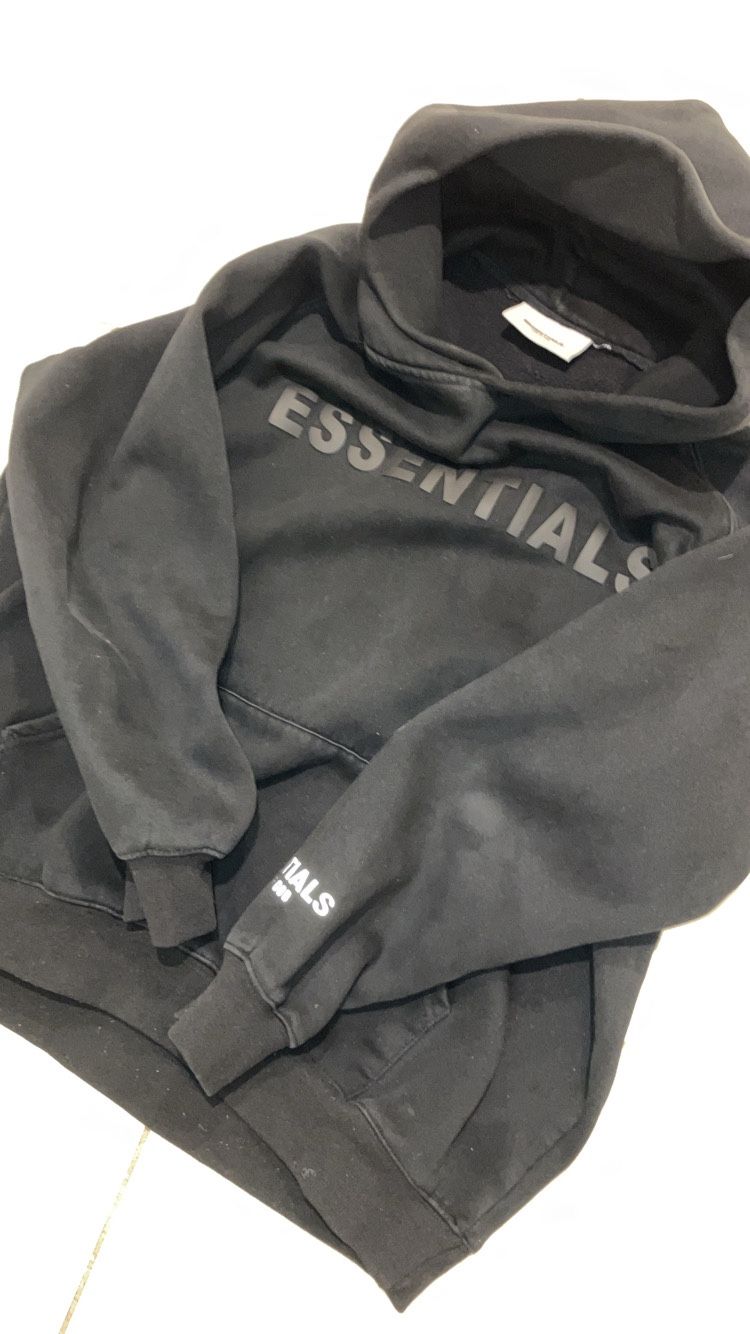 BLACK ESSENTIAL HOODIE