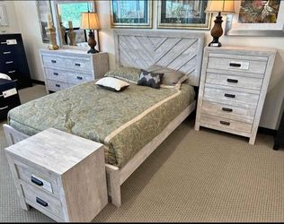4- Pieces Wood Finish King & Queen size Bedframe