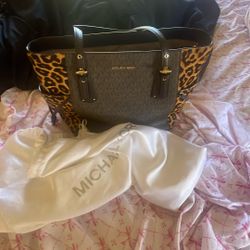 Michael Kors purse like new