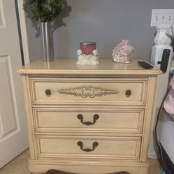 Dresser And Nightstands 
