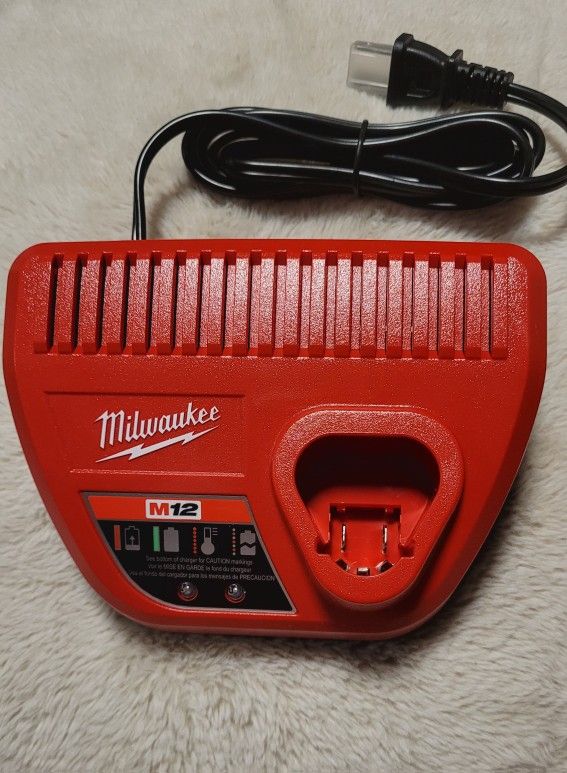 Cargador Milwaukee M12  