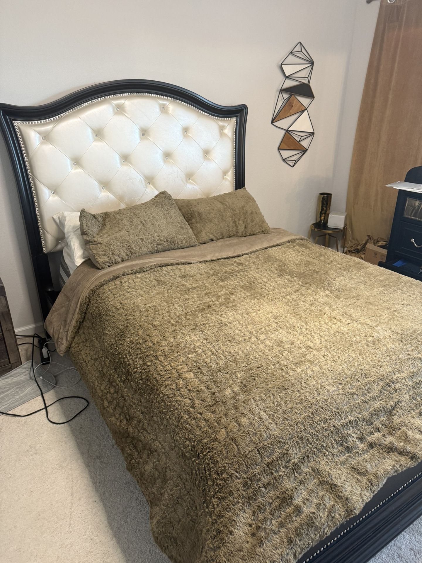 Queen Size Bed Frame – Elegant Tufted Headboard