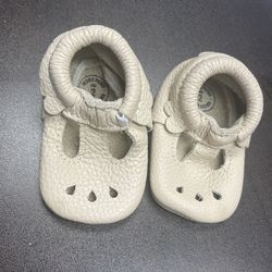 Freshly Picked Moccasins Color Birch Size 2