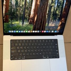 Apple Macbook Pro 16" 2023 M2 Pro Processor 1TB SSD 16GB RAM Silver 98% battery MINT

