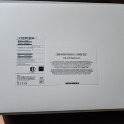 MACBOOK AIR, KEYBOARD AND MOUSE (ALL NON WORKING AND WILL NEED SOME REPAIR)