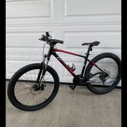 Giant Mountain Bike Size Large Wheels 27.5 Speeds Multiple Disc Brakes 