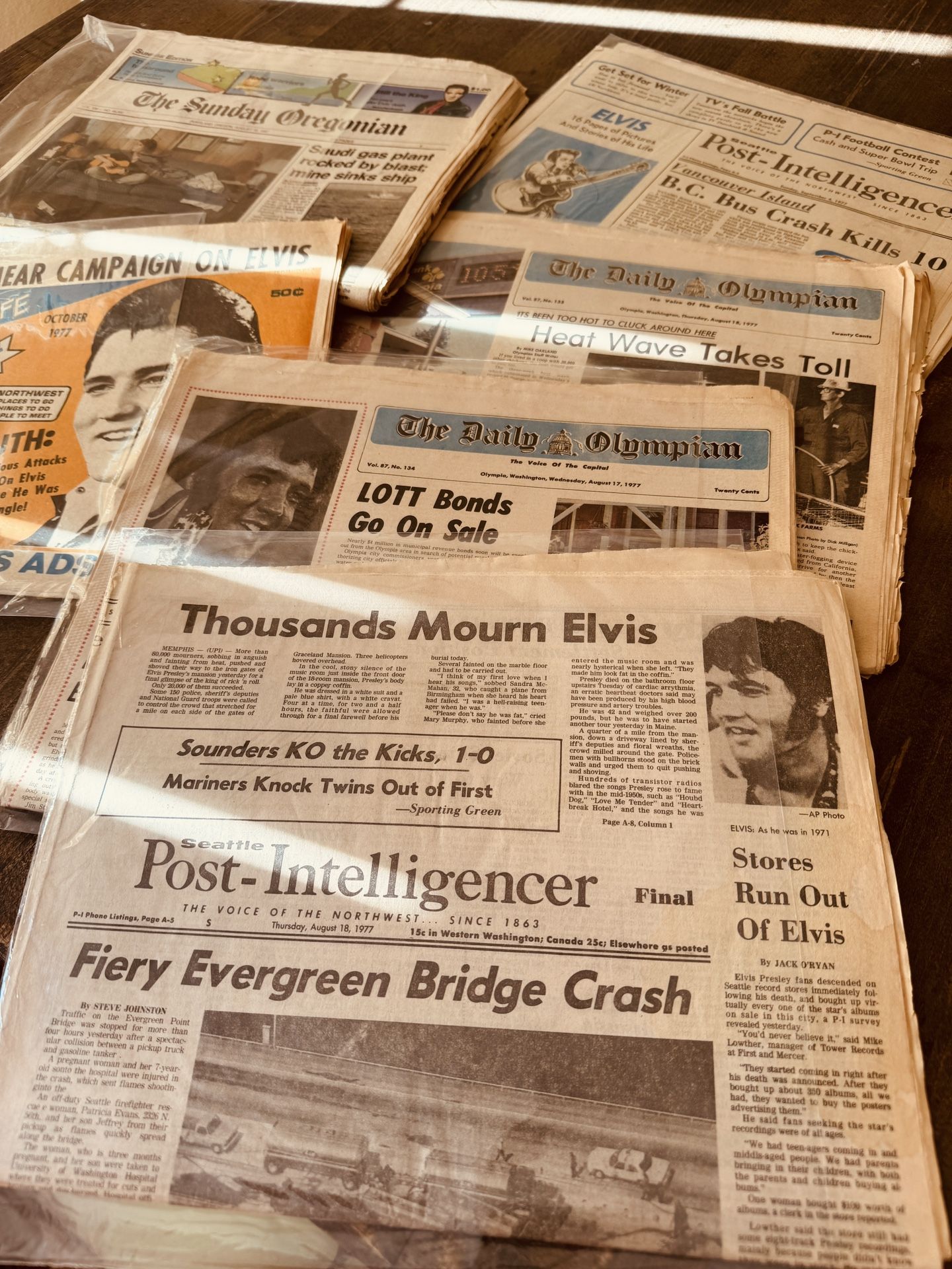 Newspapers Elvis Presley dead 1977 