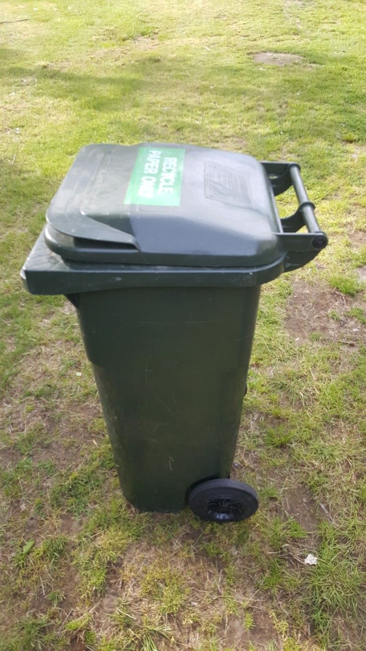  2. 20gallion Locking Lid Bins