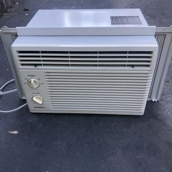 Very Good Condition Goldstar Air Conditioner 
