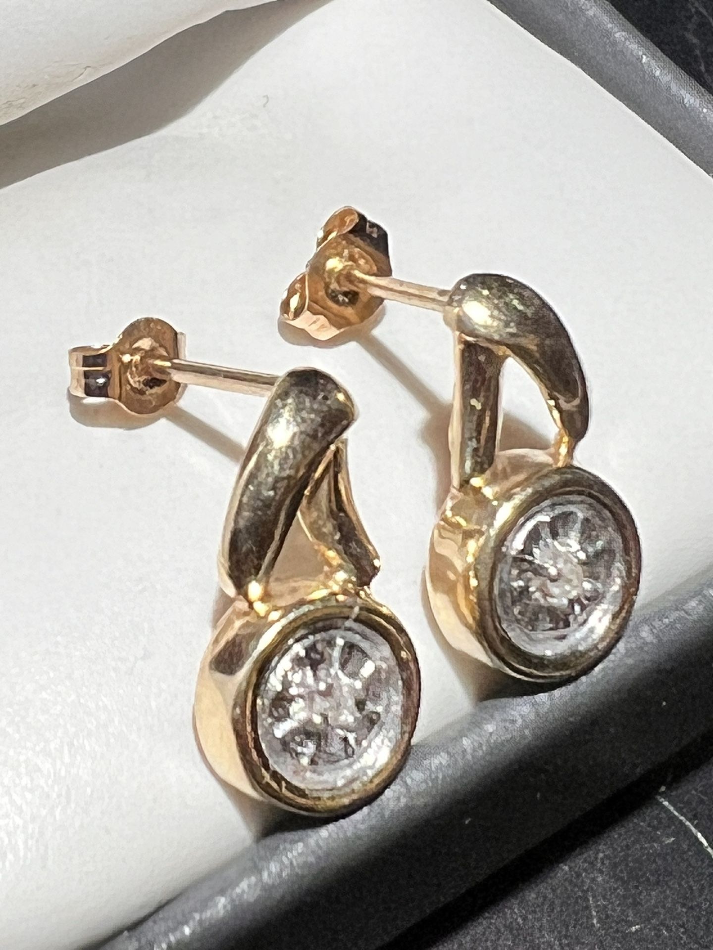 BEAUTIFUL PURE 10K GOLD WITH ONE REAL DIAMOND EARRING 