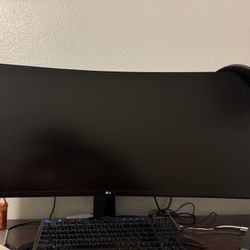 LG UltraGear QHD Monitor curvo
